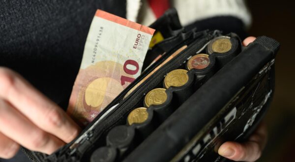 10.01.2024., Zagreb - Konobarice iz kafica Tres Chic u Vlaskoj ulici govore o velicini napojnica - baksisa od uvodjenja eura.  Photo: Davor Puklavec/PIXSELL