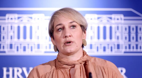 10.02.2025., Zagreb - Na konferenciji za medije Kluba zastupnika SDP-a odrzanoj u Saboru o temi „Trgovacki rat unutar vladajucih“ govorili su Mirela Ahmetovic, Ivana Markovic i Mate Vukusic. Photo: Patrik Macek/PIXSELL