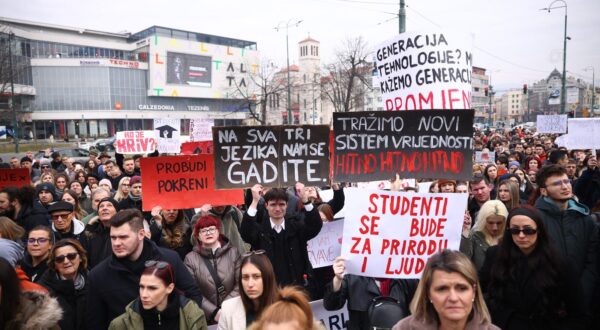 10.02.2025., Sarajevo, Bosna i Hercegovina - Vise od 4 mjeseca nakon katastrofalnih poplava u kojima je stradalo 19 ljudi studenti su organizirali prosvjede ispred zgrade Institucija BiH. Photo: Armin Durgut/PIXSELL