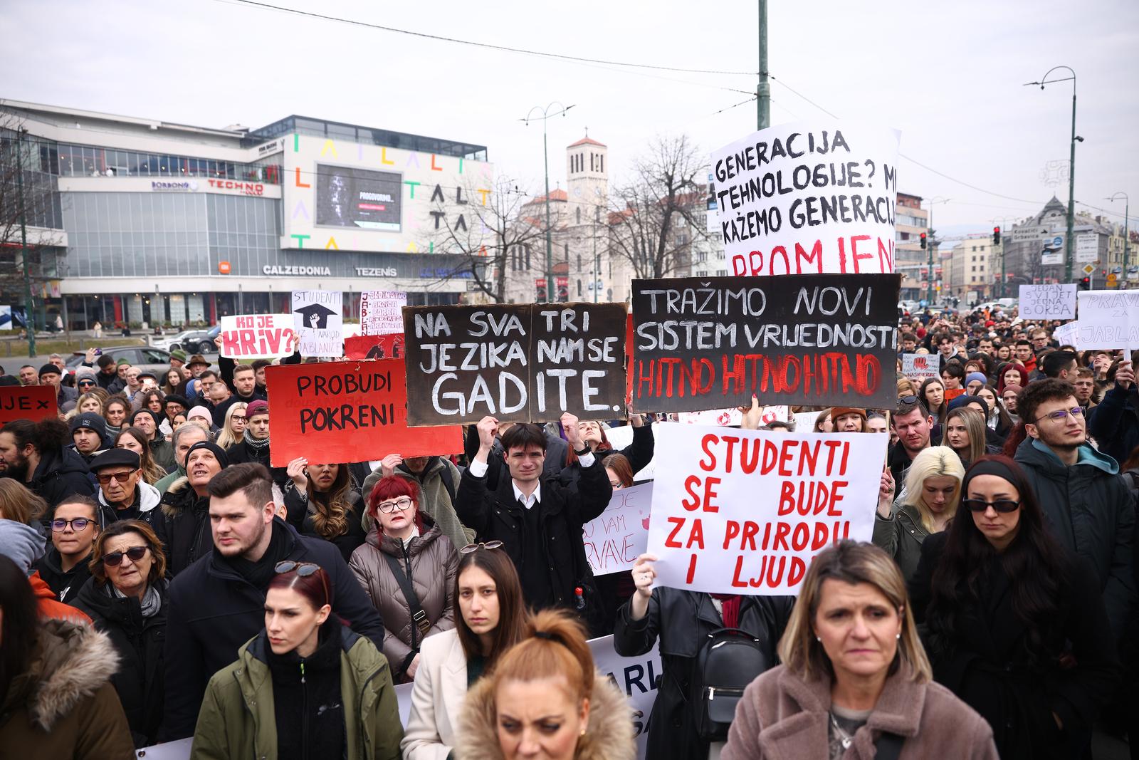 10.02.2025., Sarajevo, Bosna i Hercegovina - Vise od 4 mjeseca nakon katastrofalnih poplava u kojima je stradalo 19 ljudi studenti su organizirali prosvjede ispred zgrade Institucija BiH. Photo: Armin Durgut/PIXSELL