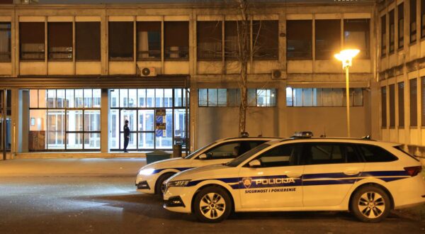10.02.2025., Av. Veceslava Holjevca, Zagreb - Dojava o bombi u 13. gimnaziji, policija u pregledu skole. Photo: Marko Prpic/PIXSELL