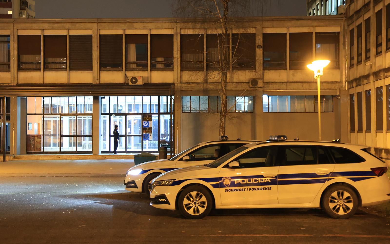 10.02.2025., Av. Veceslava Holjevca, Zagreb - Dojava o bombi u 13. gimnaziji, policija u pregledu skole. Photo: Marko Prpic/PIXSELL