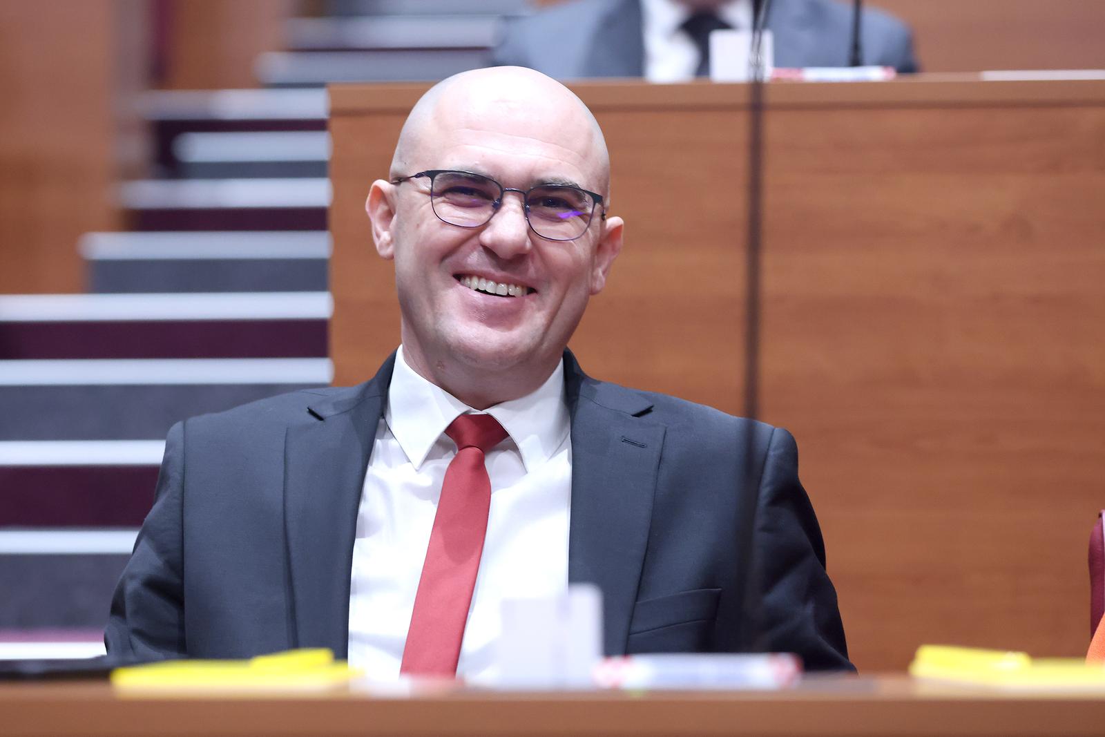 11.02.2025., Zagreb - Nakon odgode Sabor je danas glasovanjem potvrdio novog ministra poljoprivrede Davida Vlajcica. Za izbor novog ministra glasovali su i zastupnici Domovinskog pokreta pa i dosadasnji ministar Josip Dabro, koji je bio 76. ruka vladajuce koalicije. Photo: Patrik Macek/PIXSELL