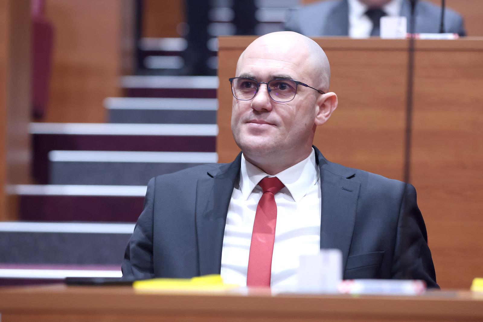11.02.2025., Zagreb - Nakon odgode Sabor je danas glasovanjem potvrdio novog ministra poljoprivrede Davida Vlajcica. Za izbor novog ministra glasovali su i zastupnici Domovinskog pokreta pa i dosadasnji ministar Josip Dabro, koji je bio 76. ruka vladajuce koalicije. Photo: Patrik Macek/PIXSELL