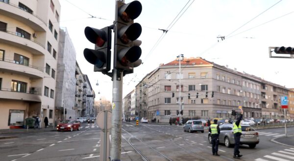 13.02.2020., Zagreb - Zbor kvara semafora policija regulira promet na raskrizju Subiceve i Zvonimirove ulice.r"nPhoto: Patrik Macek/PIXSELL