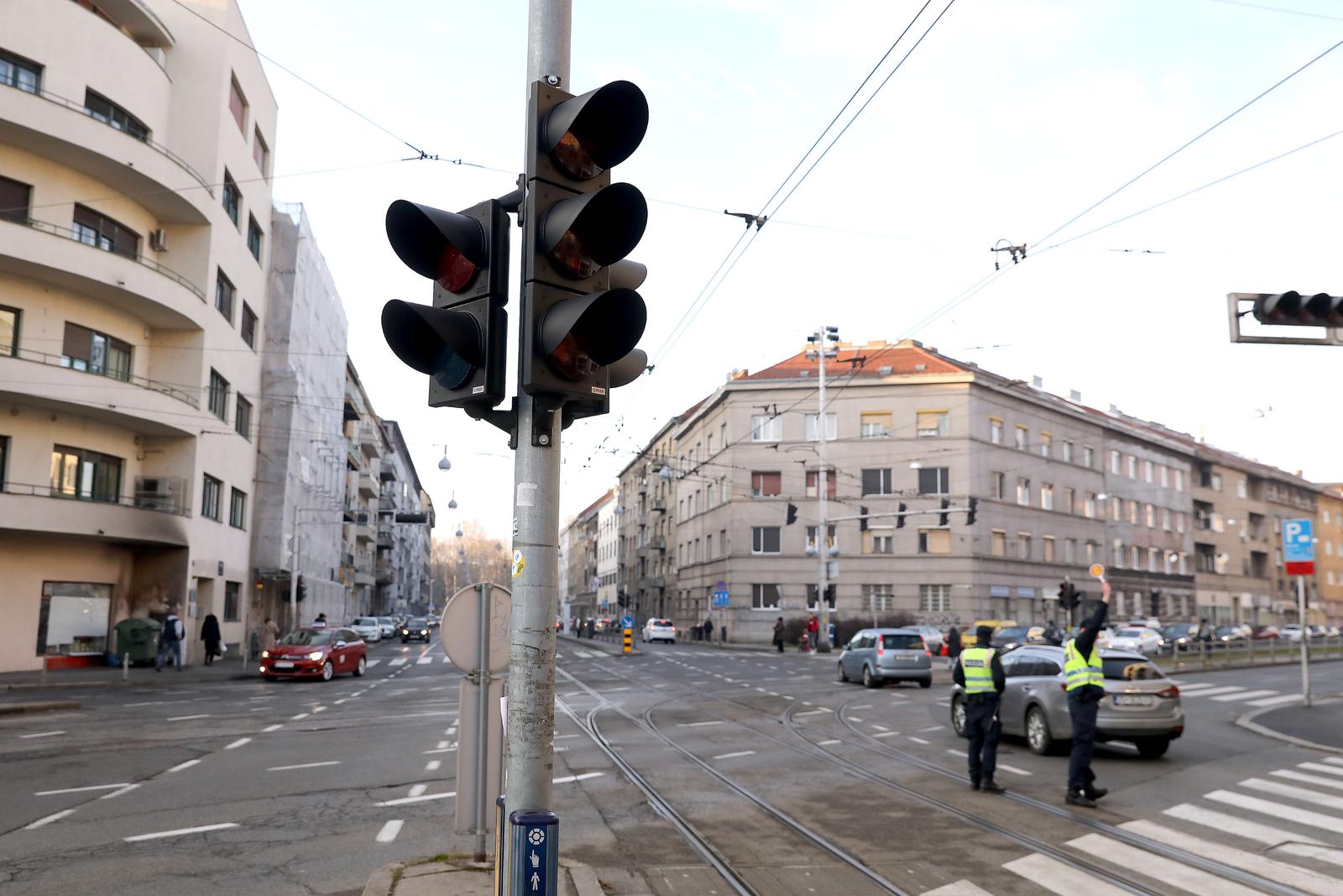 13.02.2020., Zagreb - Zbor kvara semafora policija regulira promet na raskrizju Subiceve i Zvonimirove ulice.r"nPhoto: Patrik Macek/PIXSELL