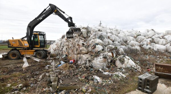 13.02.2024., Varazdin - Poceli radovi na utovaru i odvozu varazdinskog baliranog otpada u gospodasrkoj zoni Brezje. Photo: Vjeran Zganec Rogulja/PIXSELL
