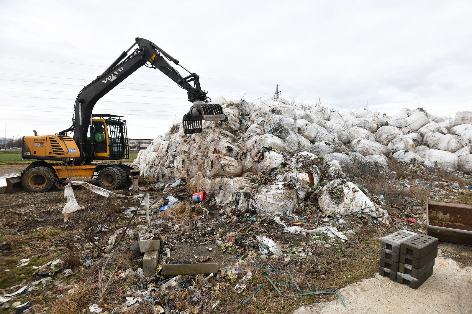 13.02.2024., Varazdin - Poceli radovi na utovaru i odvozu varazdinskog baliranog otpada u gospodasrkoj zoni Brezje. Photo: Vjeran Zganec Rogulja/PIXSELL