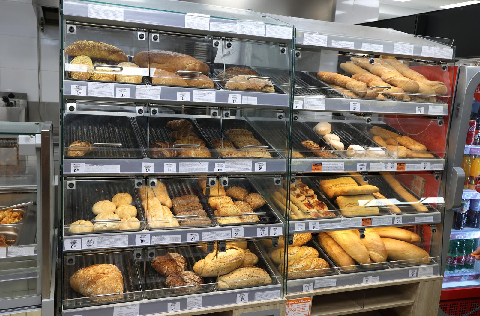 13.02.2025., Sibenik - Na inicijativu srednjoskolaca sutra bojkotiramo kupovinu u pekarnicama i trgovinama u kojima se prodaju kruh, burek, peciva, krafne i drugi pekarski proizvodi. Photo: Dusko Jaramaz/PIXSELL