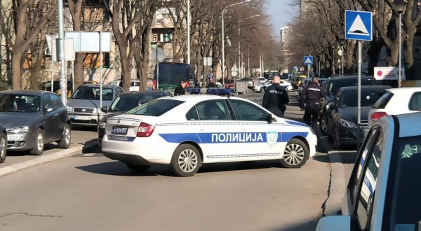 13, March, 2022, Belgrade - A bomb was found in Sremskih odreda Street in New Belgrade, near the Sevdah restaurant, a bomb was found under a Mercedes B class car, the police closed the street and a police team is waiting to deactivate the bomb. Photo: M.M./ATAImages  13, ozujak, 2022, Beograd  - U Ulici Sremskih odreda na Novom Beogradu, kod restorana Sevdah ispod automobila Mercedes B klase pronadjena je bomba. Policija je zatvorila ulicu i ceka se ekipa policije koja ce deaktivirati bombu. Photo: M.M./ATAImages Photo: M.M./ATAImages/PIXSELL