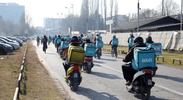 14.02.2023., Zagreb - Prosvjed dostavljaca Wolta u organizaciji Inicijative dostavljaca Wolta. Prosvjednici su se okupili na sljucanom parkingu Zagrebackog velesajma odakle su u povorci krenuli prema Kuzmineckoj ulici gdje se nalazi sjediste Wolta. Photo: Emica Elvedji/PIXSELL