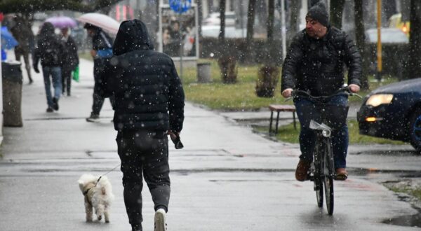 14.02.2025., Slavonski Brod: U popodnevnim satima gust snijeg zamijenio je kisu. Photo: Ivica Galovic/PIXSELL