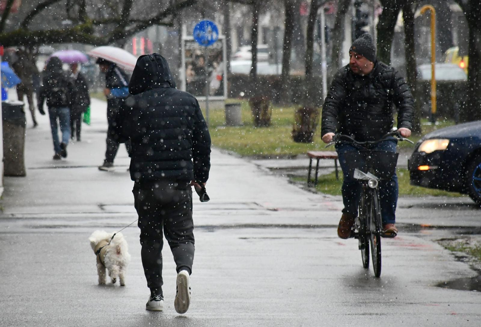 14.02.2025., Slavonski Brod: U popodnevnim satima gust snijeg zamijenio je kisu. Photo: Ivica Galovic/PIXSELL