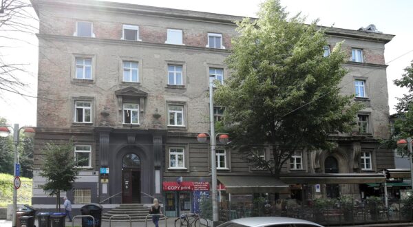 14.06.2021., Zagreb - Savska ulica. Ulaz u zgradu obrtnicke skole za osobne usluge. Photo: Sanjin Strukic/PIXSELL