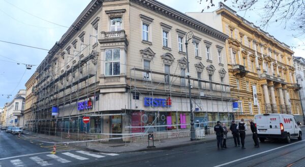 15.01.2024., Zagreb - Sa zgrade u Berislavicevoj broj 2 otpali su dijelovi procelja pa je zgrada ogradjena policijskom trakom do dolaska vatrogasaca koji ce sanirati situaciju. Erste banka privremeno ne radi.
 Photo: Patrik Macek/PIXSELL