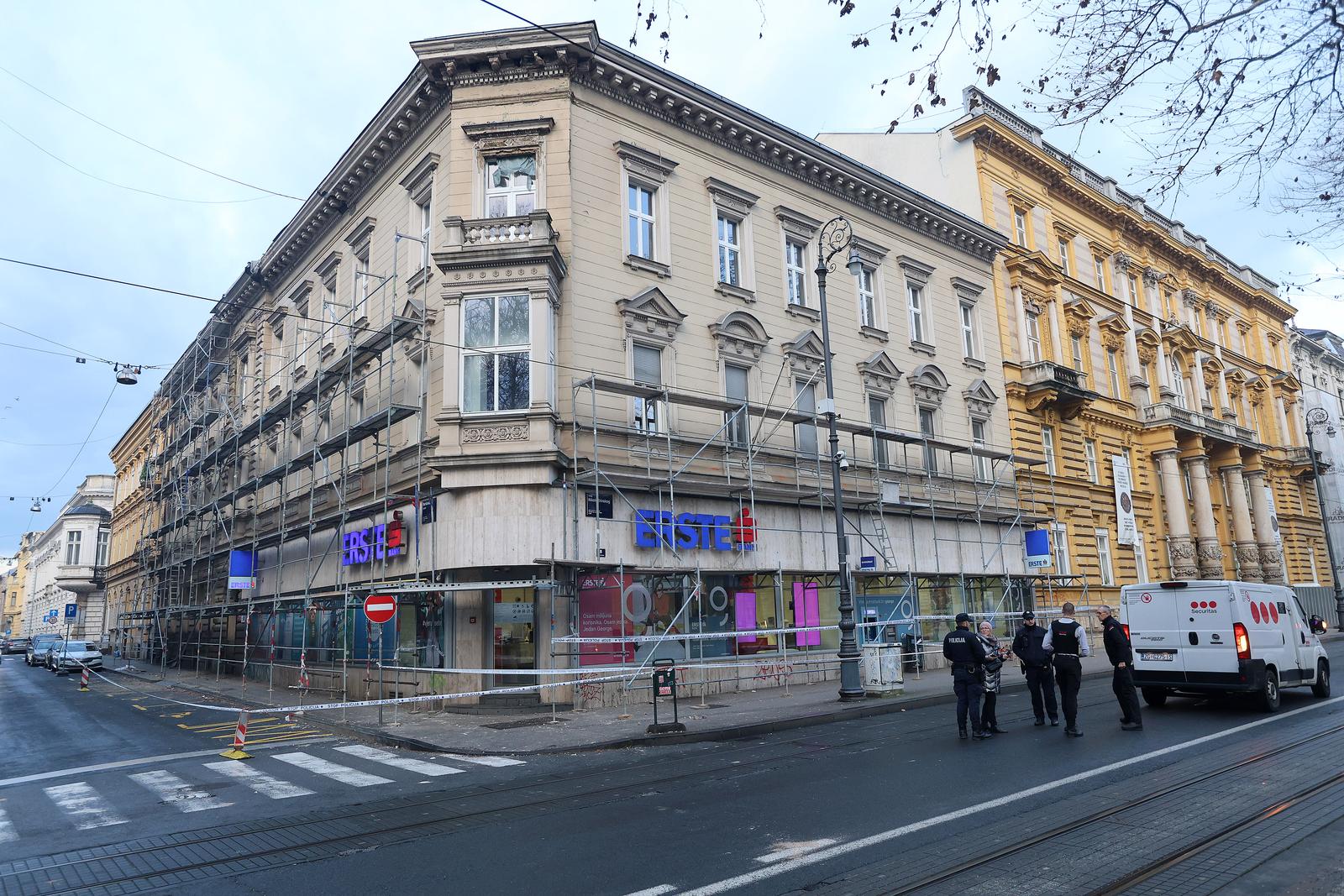15.01.2024., Zagreb - Sa zgrade u Berislavicevoj broj 2 otpali su dijelovi procelja pa je zgrada ogradjena policijskom trakom do dolaska vatrogasaca koji ce sanirati situaciju. Erste banka privremeno ne radi.
 Photo: Patrik Macek/PIXSELL