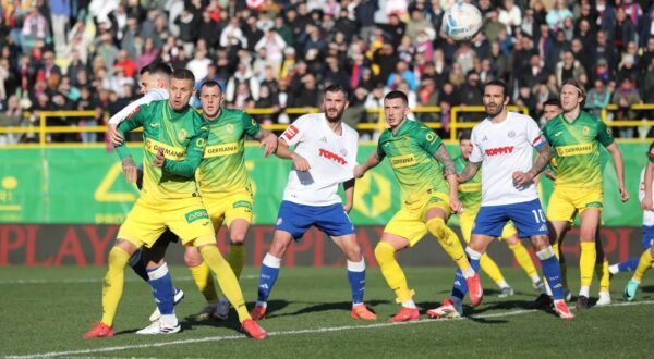 15.02.2025., stadion Aldo Drosina, Pula - SuperSport HNL, 22. kolo, NK Istra 1961 - HNK Hajduk. Josip Elez, Dario Maresic, Marko Livaja Photo: Sasa Miljevic/PIXSELL