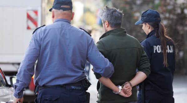 15.11.2023., Rijeka - Policija privodi Eugena Travalju, optuzenog za trgovanje kriptovalutama, tj. prevare stotina investitora koji su ukupno ulozili desetke milijuna eura.  Photo: Nel Pavletic/PIXSELL