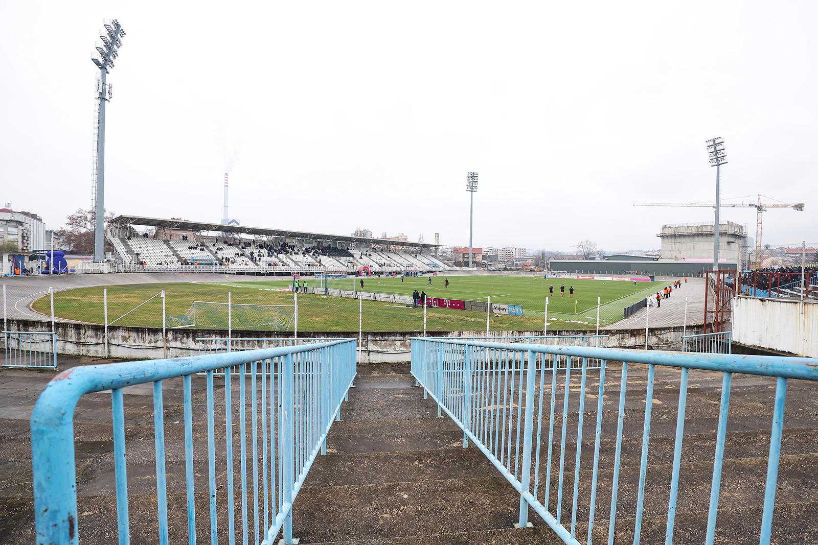 Zagreb - Stadion u Kranjcevicevoj ulici, Zagreb - SuperSport HNL, 17. kolo, NK Lokomotiva - GNK Dinamo. Danasnja utakmica Lokomotive i Dinama trebala bi biti zadnja koju su gradski suparnici odigrali na stadionu u Kranjcevicevoj kakav je trenutacno danas. Sljedeci susret Lokomotive kao domacina Dinamu trebao bi se igrati 17. svibnja, a do tada bi se vec trebao srusiti stari stadion i poceti graditi novi. Lokomotiva je s Dinamom dogovorila da ce svoje prvoligaske utakmice od 1. ozujka 2025. godine do kraja aktualne sezone igrati takodjer na Maksimiru. Novi stadion u Kranjcevicevoj trebao bi biti gotov u jesen 2026. godine.  Photo: Goran Stanzl/PIXSELL