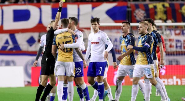 15.12.2024., stadion Poljud, Split - SuperSport HNL, 17. kolo, HNK Hajduk - HNK Rijeka. Suda Mateo Erceg pokazuje zuti karton nogometasu Rijeke Anti Majstorovicu. Mateo Erceg, Ante Majstorovic, Filip Uremovic Photo: Sime Zelic/PIXSELL