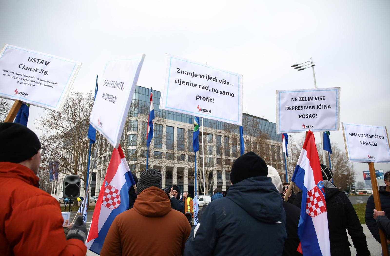 18.01.2025., Zagreb - Nezavisni sindikat radnika Hrvatske (NSRH) organizirao je prosvjed za solidarnost svih radnika, bez obzira na clanstvo u sindikatu. Razlozi - hitno povecanje placa, poboljsanje uvjeta rada i uvazavanje zahtjeva radnika INA Grupe.  Photo: Emica Elvedji/PIXSELL