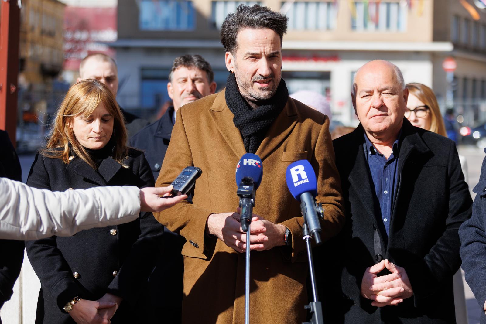 18.2.2025.., Rijeka - Saborski zastupnici: Marin Miletic (Most), Damir Biloglav (Domino), Josip Jurcević (nezavisni), predsjednica HSP-a Marina Logarusic, clanica predsjednistva Mosta Petra Mandic, clan predsjednistva Hrvatskih Suverenista Dominik Klemencic, koordinator Mosta PGZ Josip Katalinic, koordinator Mosta Istarske zupanije Ivan Vidovic,  clanica Glavnog odbora Mosta Sabina Marov, zupanijski koordinator HSP-a Tonci Hribar odrzali su konferenciju za medije na kojoj su predstavili svog kandidata za zupana Primorsko-goranske zupanije. Photo: Nel Pavletic/PIXSELL