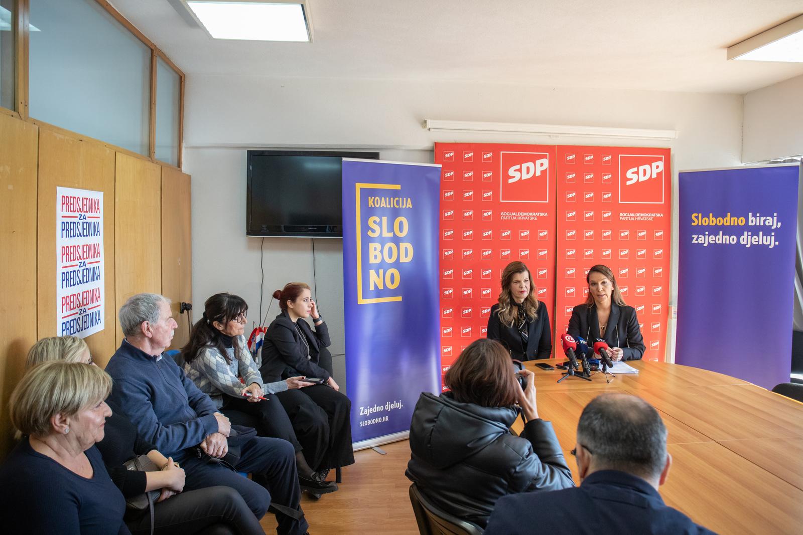 20.02.2025., Prostorije SDPa, Dubrovnik - Anita Bonacic Obradovic, vijecnica u Gradskom vijecu Grada Dubrovnika i Biljana Borzan, potpredsjednica SDP-a i eurozastupnica odrzale su konferenciju za medije s temom "Jesmo li gradjani drugog reda?".

 Photo: Grgo Jelavic/PIXSELL