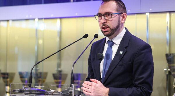 21.02.2025., stadion Maksimir, Zagreb - Predstavljanje Sporazuma o uklanjanju postojeceg i izgradnji novog Gradskog stadiona Maksimir izmedju Vlade Republike Hrvatske i Grada Zagreba kojem su prisustvovali predsjednik GNK Dinamo Zagreb Velimir Zajec, predsjednik Hrvatskog nogometnog saveza Marijan Kustic, zamjenik gradonacelnika Grada Zagreba Luka Korlaet, ministar turizma i sporta Tonci Glavina, drzavni tajnik u Ministarstvu turizma i sporta Josip Pavic, potpredsjednik Vlade i ministra prostornoga uredjenja, graditeljstva i drzavne imovine Branko Bacic, koji je odrzao i prezentaciju o projektu, gradonacelnik Grada Zagreba Tomislav Tomasevic te predsjednik Vlade Andrej Plenkovic. Photo: Goran Stanzl/PIXSELL