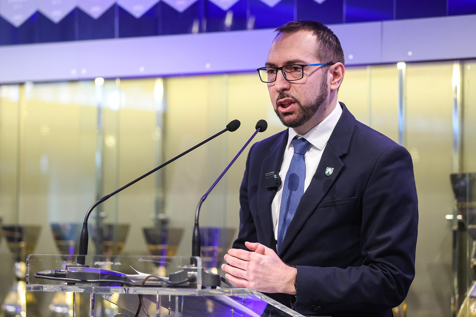 21.02.2025., stadion Maksimir, Zagreb - Predstavljanje Sporazuma o uklanjanju postojeceg i izgradnji novog Gradskog stadiona Maksimir izmedju Vlade Republike Hrvatske i Grada Zagreba kojem su prisustvovali predsjednik GNK Dinamo Zagreb Velimir Zajec, predsjednik Hrvatskog nogometnog saveza Marijan Kustic, zamjenik gradonacelnika Grada Zagreba Luka Korlaet, ministar turizma i sporta Tonci Glavina, drzavni tajnik u Ministarstvu turizma i sporta Josip Pavic, potpredsjednik Vlade i ministra prostornoga uredjenja, graditeljstva i drzavne imovine Branko Bacic, koji je odrzao i prezentaciju o projektu, gradonacelnik Grada Zagreba Tomislav Tomasevic te predsjednik Vlade Andrej Plenkovic. Photo: Goran Stanzl/PIXSELL
