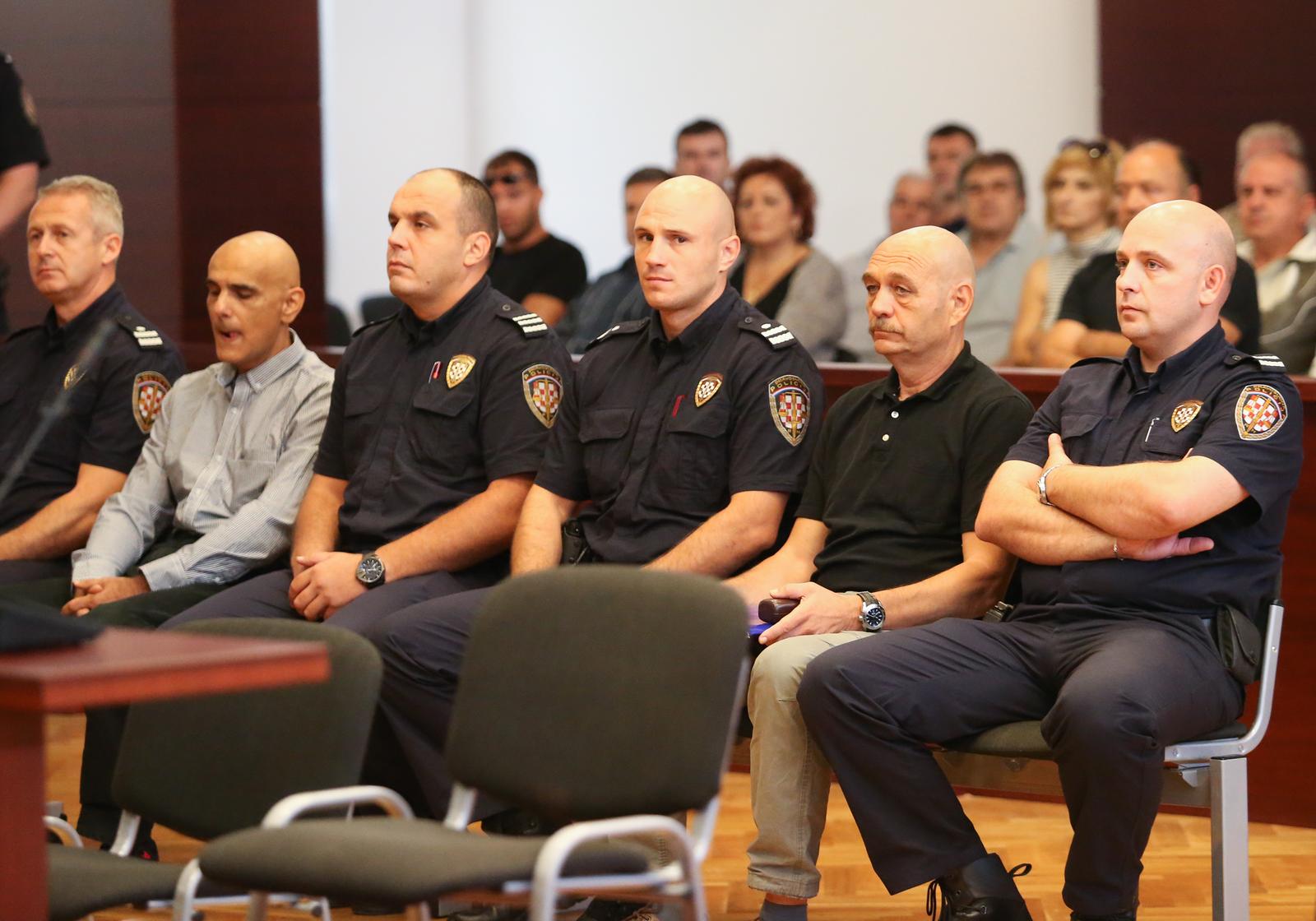 21.09.2016., Split - Na splitskom Zupanijskom sudu jutros je odrzano rociste u slucaju Lora 2 u kojem se petoricu optuzenika tereti za ratni zlocin nad zarobljenicima u vojnom zatvoru Lora 1992 godine. Emilio Bungur i Tomislav Duic. Photo: Ivo Cagalj/PIXSELL