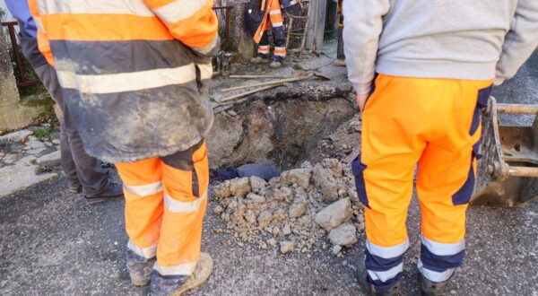 21.12.2023., Zagreb - Radnici Zagrebackog vodovoda saniraju puknuce cijevi na Markusevcu u Ulici Utovec. Photo: Luka Stanzl/PIXSELL
