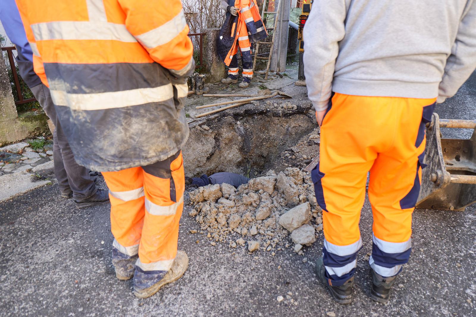 21.12.2023., Zagreb - Radnici Zagrebackog vodovoda saniraju puknuce cijevi na Markusevcu u Ulici Utovec. Photo: Luka Stanzl/PIXSELL