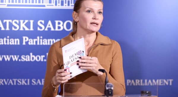 23.01.2025., Zagreb - Na konferenciji za medije Kluba zastupnika SDP-a odrzanoj u Saboru o temi „Mijenjamo zakon koji ne stiti roditelje i njihovu djecu!“ govorile su zastupnice Sabina Glasovac i Tanja Sokolic.  Photo: Patrik Macek/PIXSELL