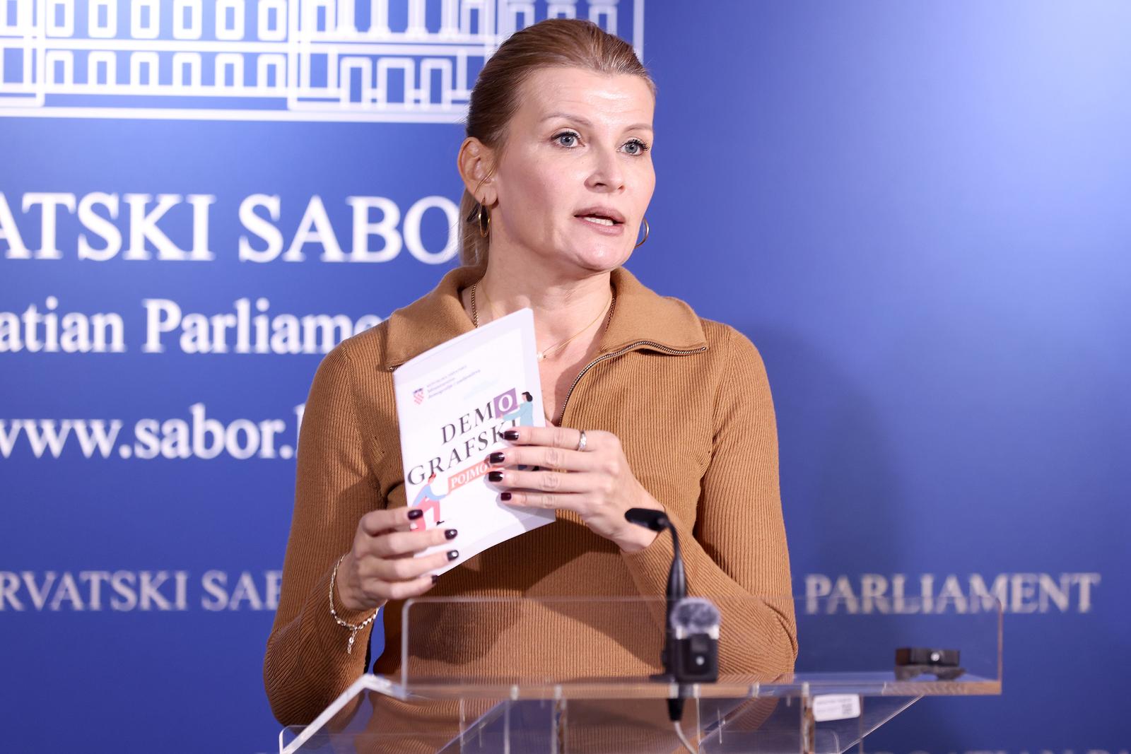 23.01.2025., Zagreb - Na konferenciji za medije Kluba zastupnika SDP-a odrzanoj u Saboru o temi „Mijenjamo zakon koji ne stiti roditelje i njihovu djecu!“ govorile su zastupnice Sabina Glasovac i Tanja Sokolic.  Photo: Patrik Macek/PIXSELL