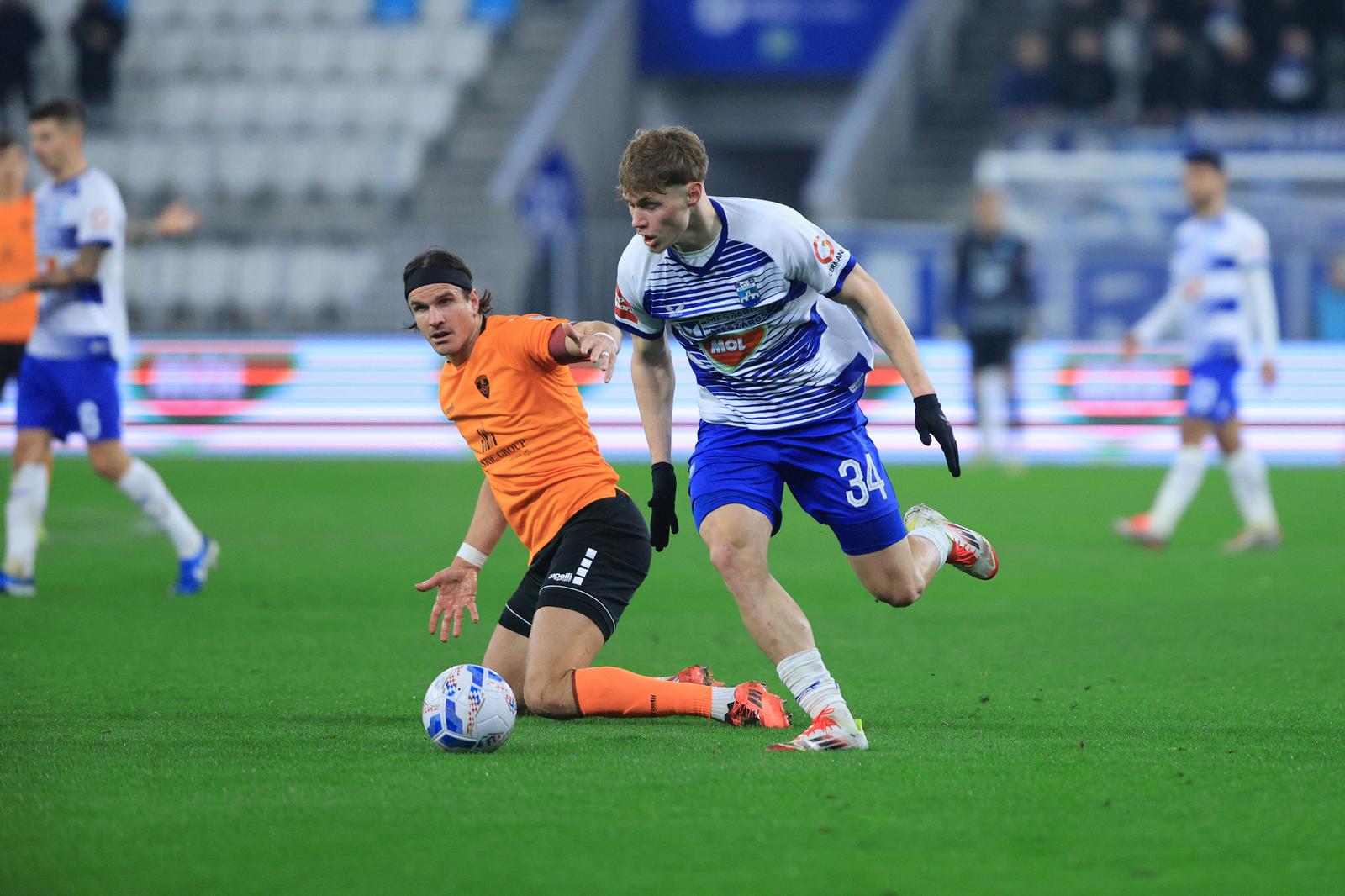 24.01.2025., Osijek - SuperSport HNL, 19. kolo, NK Osijek - HNK Sibenik. Ivan Santini, Anton Matkovic Photo: Pixsell/PIXSELL