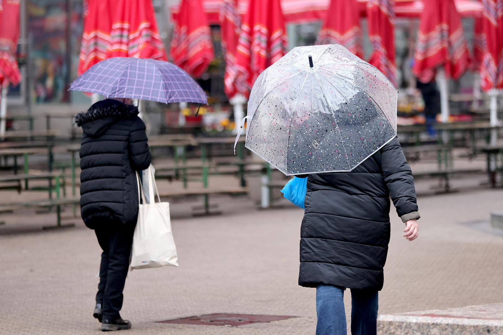24.02.2025., Zagreb -  Kisa koja povremeno pada od nocas uvod je u promjenljiv tjedan u kojem oborina moze biti svaki dan ali temperature ne bi trebale pasti ispod nule. Photo: Patrik Macek/PIXSELL