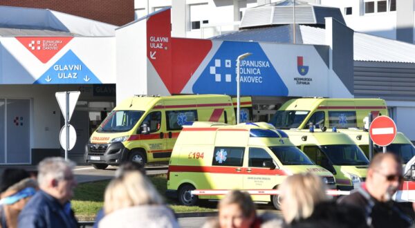 25.01.2025., Cakovec - Stotinjak gradjana spontano se okupilo ispred Zupanijske bolnice Cakovec. Photo: Vjeran Zganec Rogulja/PIXSELL