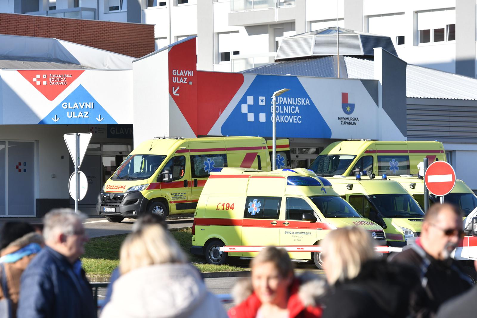 25.01.2025., Cakovec - Stotinjak gradjana spontano se okupilo ispred Zupanijske bolnice Cakovec. Photo: Vjeran Zganec Rogulja/PIXSELL