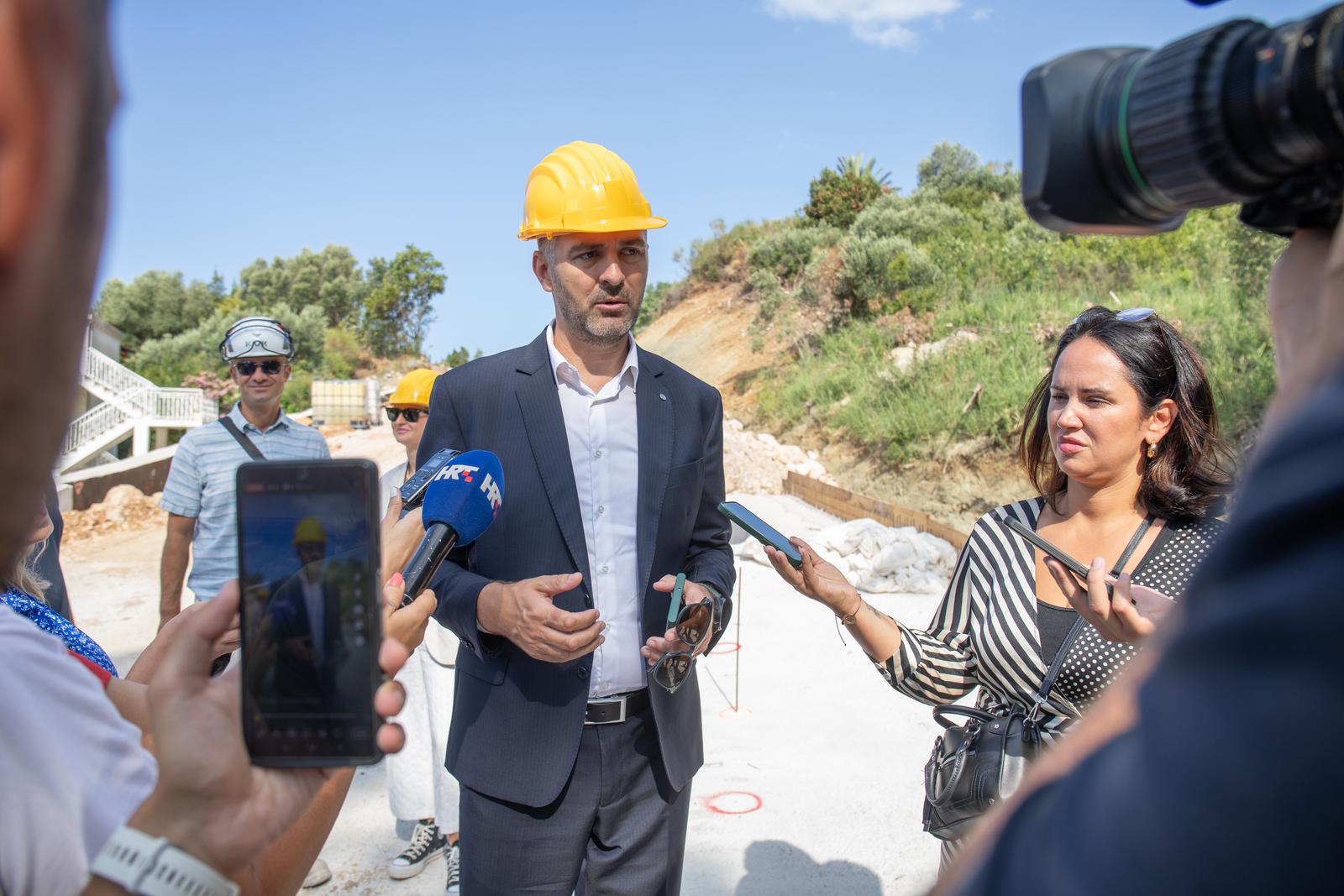 25.07.2024., Mokosica, Dubrovnik - Gradonacelnik Mato Frankovic sa suradnicima obisao radove na izgradnji dvosmjerne spojne ceste Tamaric u Mokosici. Photo: Grgo Jelavic/PIXSELL