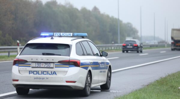 25.10.2024., Autocesta A3, Cvor Kriz - Teska prometna nesreca, u kojoj je kamion sletio sa autoceste u obliznji kanal. Jedna osoba je poginula, a na mjestu nesrece se provodi ocevid i kamion se izvlaci iz kanala uz pomoc teske mehanizacije. Photo: Luka Batelic/PIXSELL