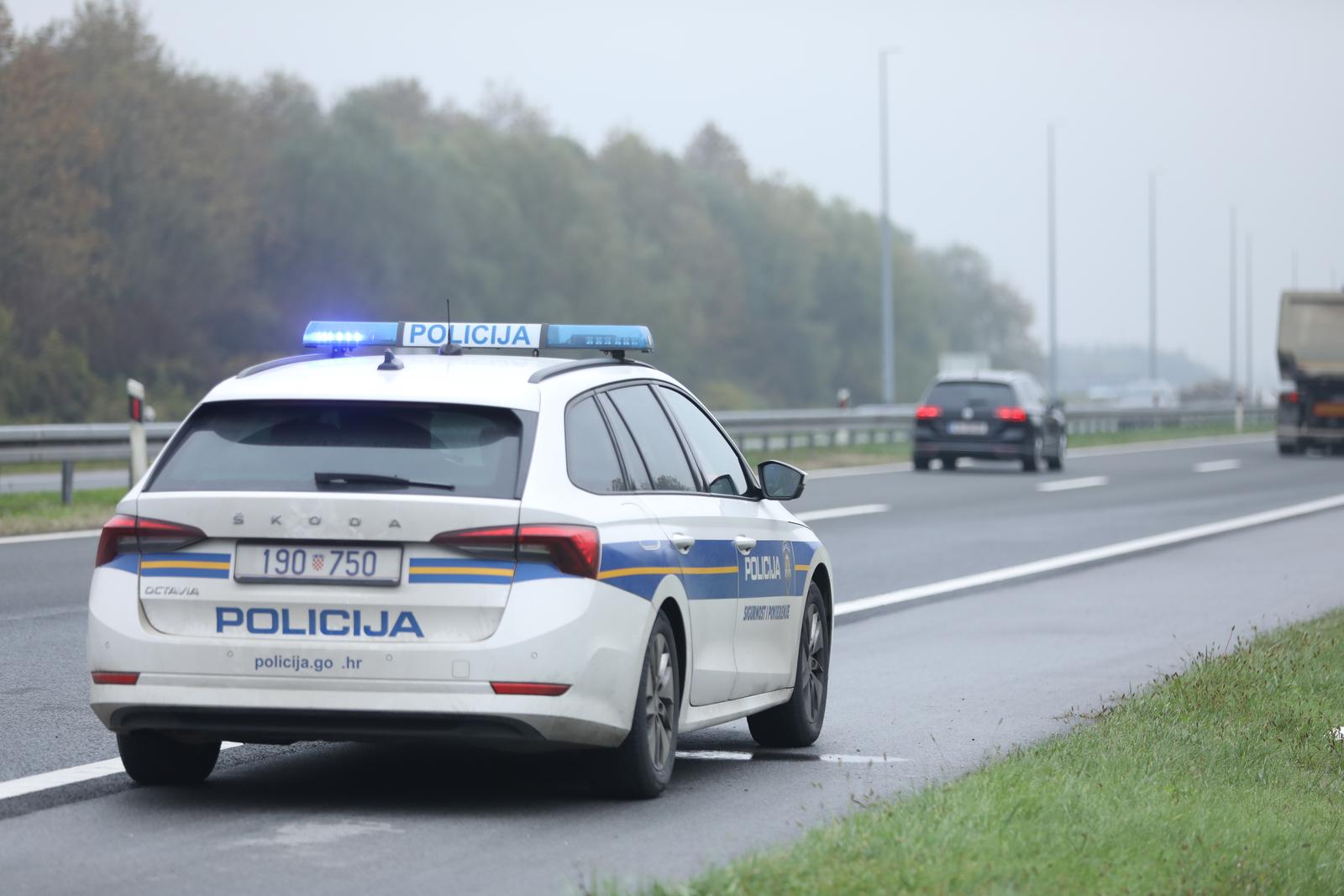 25.10.2024., Autocesta A3, Cvor Kriz - Teska prometna nesreca, u kojoj je kamion sletio sa autoceste u obliznji kanal. Jedna osoba je poginula, a na mjestu nesrece se provodi ocevid i kamion se izvlaci iz kanala uz pomoc teske mehanizacije. Photo: Luka Batelic/PIXSELL