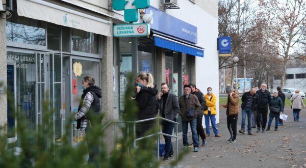 26.12.2022., Zagreb - Ispred dezurne ljekarne u Sigetu se stvorila guzva. Photo: Slaven Branislav Babic/PIXSELL