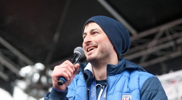 27.01.2020., Zagreb - Docek hrvatskih rukometnih reprezentativaca na Trgu bana Josipa Jelacica koji su na Europskom prvenstvu osvojili srebrnu medalju. Domagoj Duvnjak Photo: Dalibor Urukalovic/PIXSELL