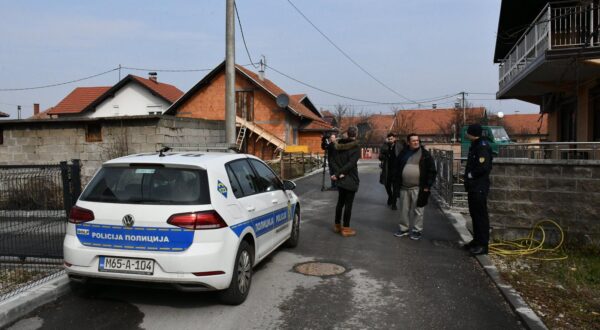 27.02.2025., Brcko (BiH): U kuci u Brckom pronadjeno 31 dijete, a sumnja se da su bila zrtve trgovine ljudima. Neka od njih su navodno i hrvatski drzavljani. Istraga je u tijeku, a do sada je  privedeno osam osoba. Radmilo Ivanovic, v.d. tuziteljstva Brcko distrikta i susjeda Emina Alilovic.  Photo: Ivica Galovic/ PIXSELL/PIXSELL