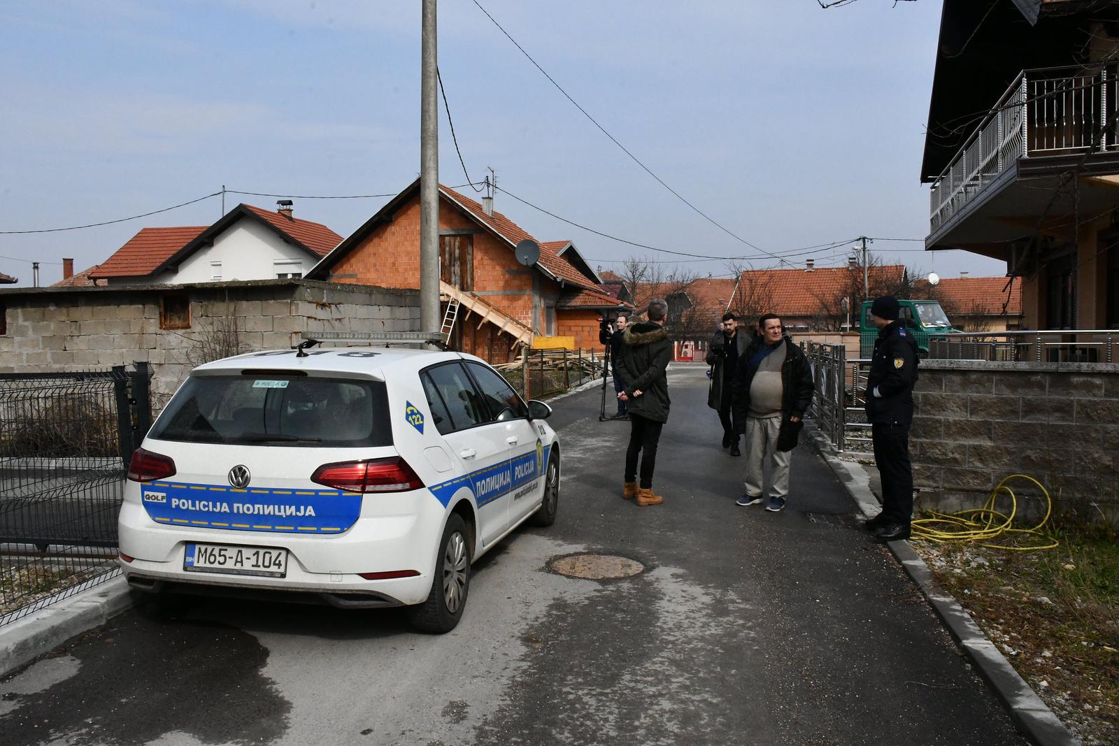 27.02.2025., Brcko (BiH): U kuci u Brckom pronadjeno 31 dijete, a sumnja se da su bila zrtve trgovine ljudima. Neka od njih su navodno i hrvatski drzavljani. Istraga je u tijeku, a do sada je  privedeno osam osoba. Radmilo Ivanovic, v.d. tuziteljstva Brcko distrikta i susjeda Emina Alilovic.  Photo: Ivica Galovic/ PIXSELL/PIXSELL