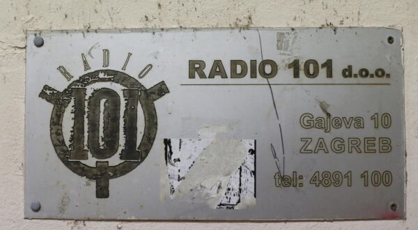 28.07.2021., Zagreb - Kako je izgubila koncesiju, radio stojedinica odlazi u povijest, a neki se od omiljenog radija oprostili su se svijecama ispred redakcija. rPhoto: Luka Stanzl/PIXSELL