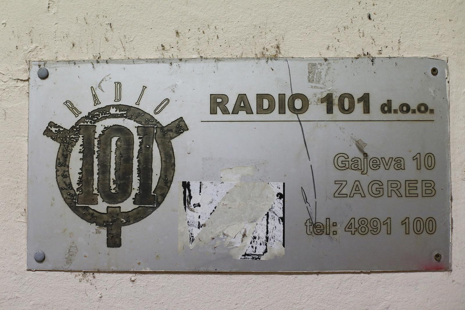 28.07.2021., Zagreb - Kako je izgubila koncesiju, radio stojedinica odlazi u povijest, a neki se od omiljenog radija oprostili su se svijecama ispred redakcija. rPhoto: Luka Stanzl/PIXSELL