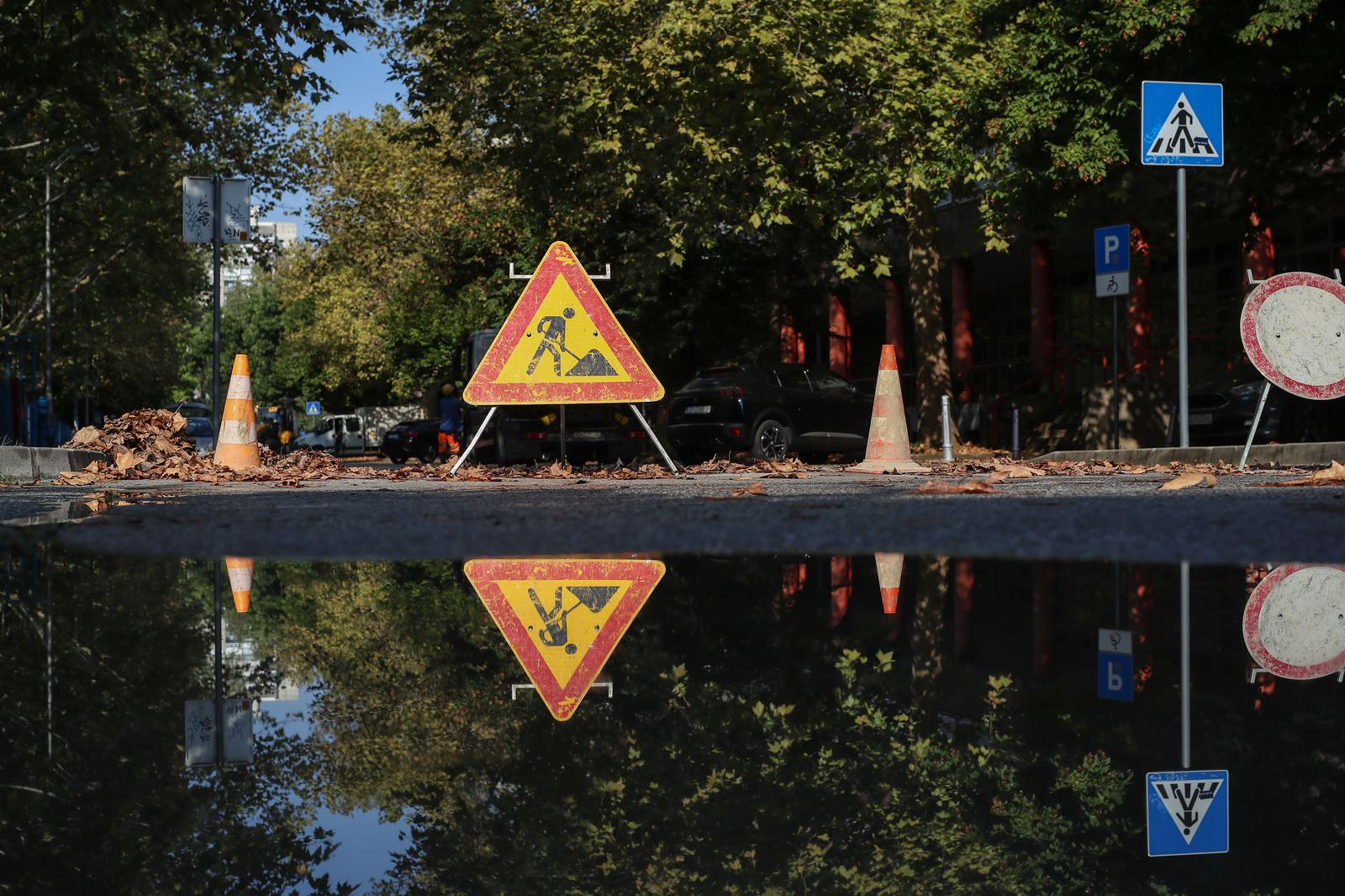 28.08.2024., Zagreb - Zbog puknuca cjevovoda bez vode je dio potrosaca  u Kombolovoj i okolnim ulicama u Sopotu i Utrinama. Za vrijeme trajanja radova opskrba vodom osigurana je autocisternama s oznakom  'Voda za pice'. Photo: Zeljko Lukunic/PIXSELL