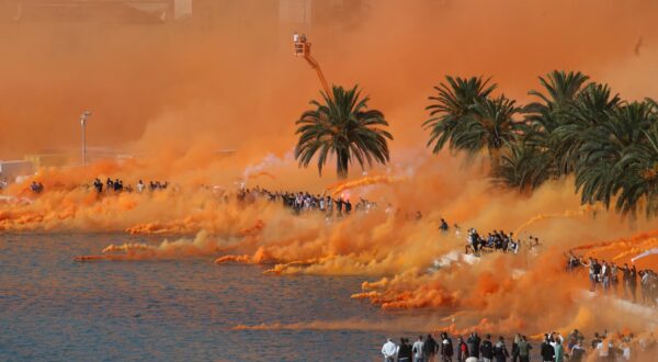 28.10.2020., Split - Navijaci Hajduka, Torcida dimnom zavjesom na rivi proslavila je 70. rodjendan. Photo: Ivo Cagalj/PIXSELL