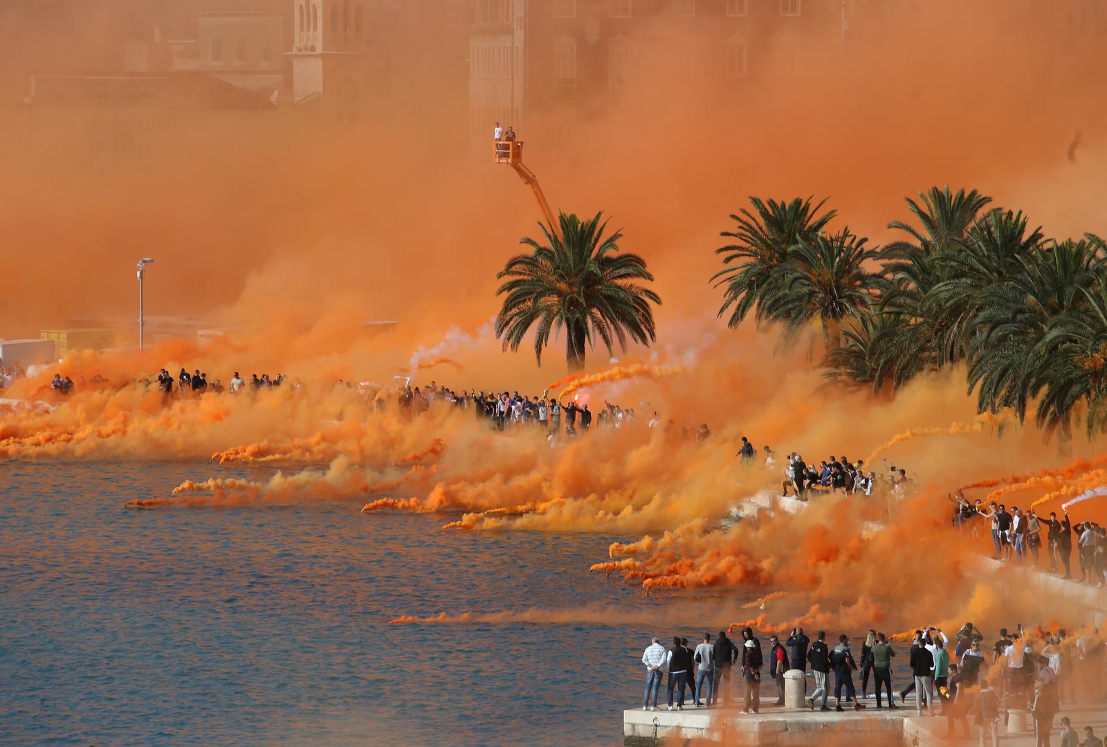 28.10.2020., Split - Navijaci Hajduka, Torcida dimnom zavjesom na rivi proslavila je 70. rodjendan. Photo: Ivo Cagalj/PIXSELL